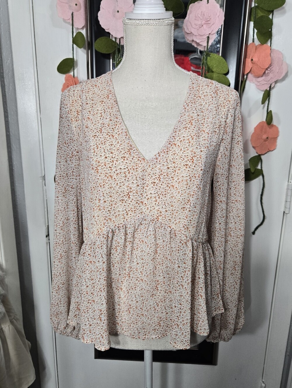 Verte cream ditsy floral print long-sleeve peplum blouse V-neckline Sz Small